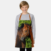 夏の日に美しい栗の馬2頭 エプロン (着用した状態)