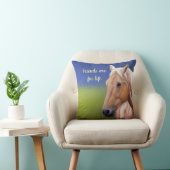 夏の日の緑の野原の馬 クッション (椅子)