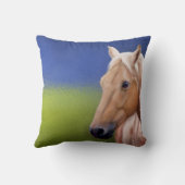 夏の日の緑の野原の馬 クッション (裏面)