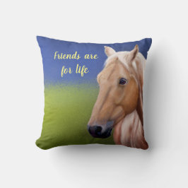 夏の日の緑の野原の馬 クッション