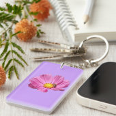 夏の日の鮮やかなピンクの花とその上の蜂のカット キーホルダー (正面右)