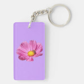夏の日の鮮やかなピンクの花とその上の蜂のカット キーホルダー (裏面)