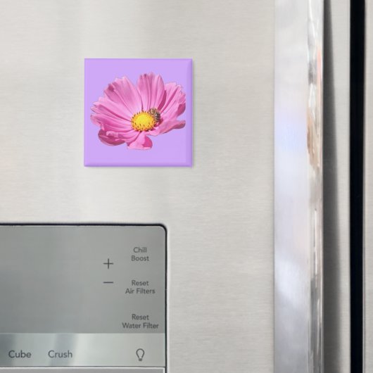 夏の日の鮮やかなピンクの花とその上の蜂のカット マグネット (インサイチュ (冷蔵庫))
