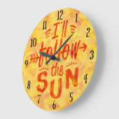 夏の日光によって絵を描かれるオレンジは日曜日のビーチを後を追います ラージ壁時計 (傾斜)