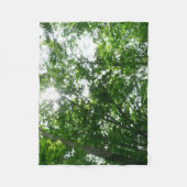 夏の木々を仰ぎ見る フリースブランケット (正面)