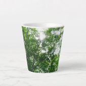 夏の木々を見上げる カフェラテマグ (正面)