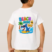 🌊 夏の楽しみのためのサーフィンシャークの漫画 🏄 Tシャツ (裏面)