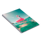 夏の水の体にピンクのフラミンゴが泳ぐ ノートブック (右側)