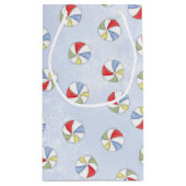 夏の水の色のビーチボールパターン スモールペーパーバッグ (裏面)