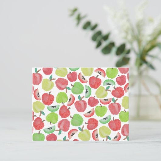 夏の水彩画の赤い緑のりんごのフルーツパターン ポストカード (スタンド正面)