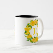 夏の水色イエローフラワーズモノグラムリース ツートーンマグカップ (正面右)