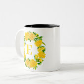 夏の水色イエローフラワーズモノグラムリース ツートーンマグカップ (正面左)