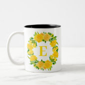 夏の水色イエローフラワーズモノグラムリース ツートーンマグカップ (左)