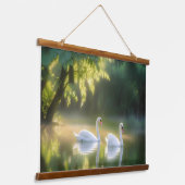 夏の池を優雅に滑空する神秘的な白鳥 吊り下げ型タペストリー (傾斜あり)