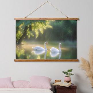 夏の池を優雅に滑空する神秘的な白鳥 吊り下げ型タペストリー