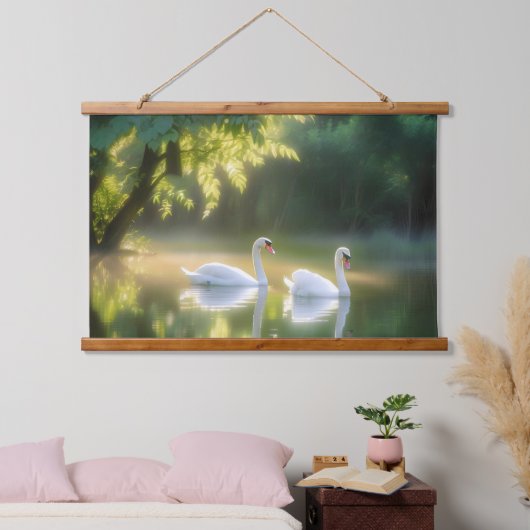 夏の池を優雅に滑空する神秘的な白鳥 吊り下げ型タペストリー (寝室)