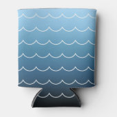 夏の波のパターン淡い青から濃のグラデーション 缶クーラー (正面)