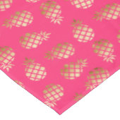 夏の熱帯金ゴールドおよびピンクのパイナップルパターン テーブルクロス (アングル)