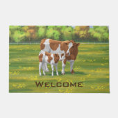 夏の牧草地でガーンジー牛と可愛い子牛 ドアマット (正面)