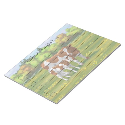 夏の牧草地でガーンジー牛と可愛い子牛 ノートパッド (アングル)