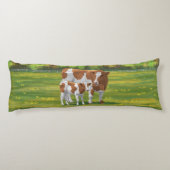 夏の牧草地でガーンジー牛と可愛い子牛 ボディピロー (裏面)