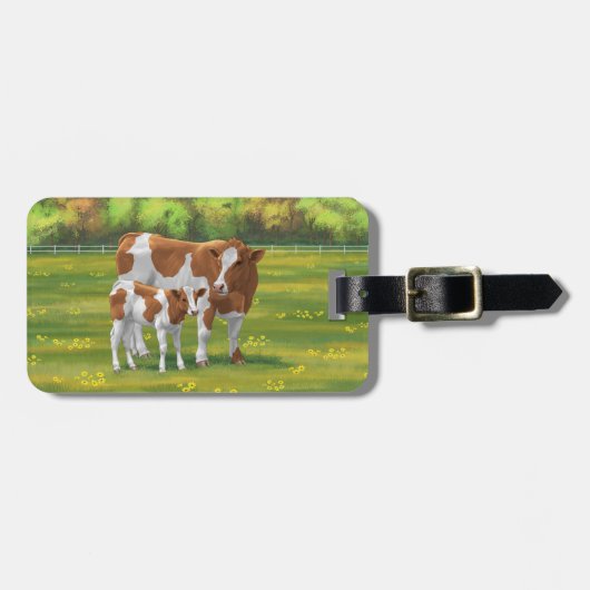夏の牧草地でガーンジー牛と可愛い子牛 ラゲッジタグ (正面横)