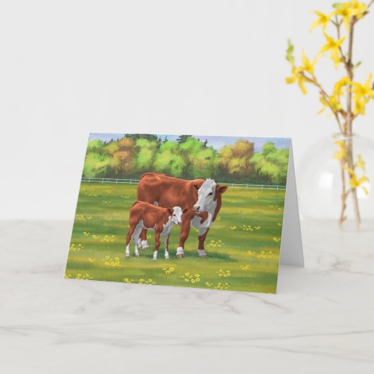 夏の牧草地でヘレフォードカウカフカートカーフ カード (黄色い花)