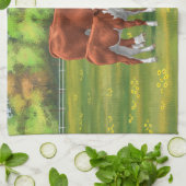 夏の牧草地でヘレフォードカウカフカートカーフ キッチンタオル (折り畳み)