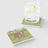 夏の牧草地でヘレフォードカウカフカートカーフ ストーンコースター (横)