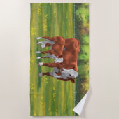 夏の牧草地でヘレフォードカウカフカートカーフ ビーチタオル (正面)