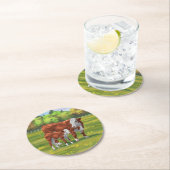 夏の牧草地でヘレフォードカウカフカートカーフ ラウンドペーパーコースター (インサイチュ)