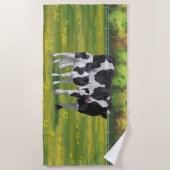夏の牧草地でホルスタイン牛&かわいい子牛 ビーチタオル (正面)