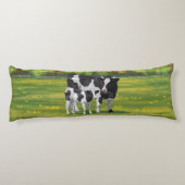 夏の牧草地でホルスタイン牛&かわいい子牛 ボディピロー (裏面)