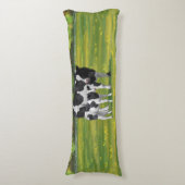 夏の牧草地でホルスタイン牛&かわいい子牛 ボディピロー (正面縦)