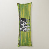 夏の牧草地でホルスタイン牛&かわいい子牛 ボディピロー (裏面 (縦))