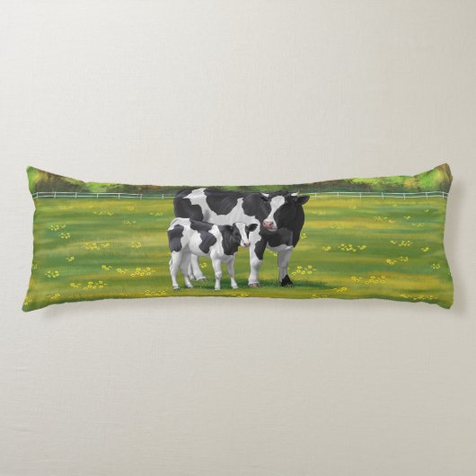 夏の牧草地でホルスタイン牛&かわいい子牛 ボディピロー (正面)