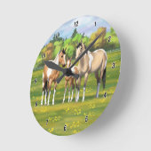 夏の牧草地で絵を描バックスキンが馬に刺さる ラウンド壁時計 (傾斜)
