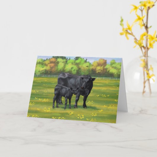 夏の牧草地に黒アンガスカウカワイカフカーフ カード (黄色い花)