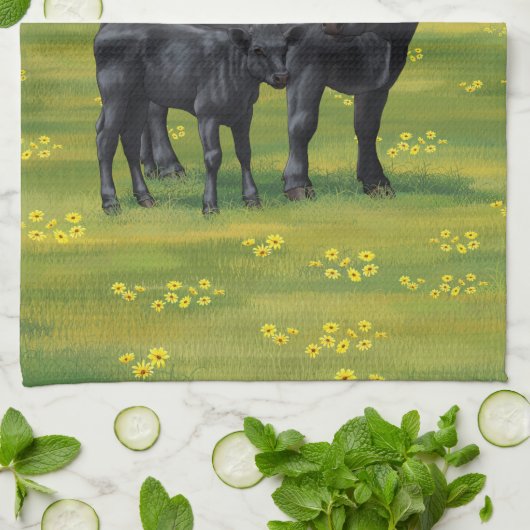 夏の牧草地に黒アンガスカウカワイカフカーフ キッチンタオル (折り畳み)