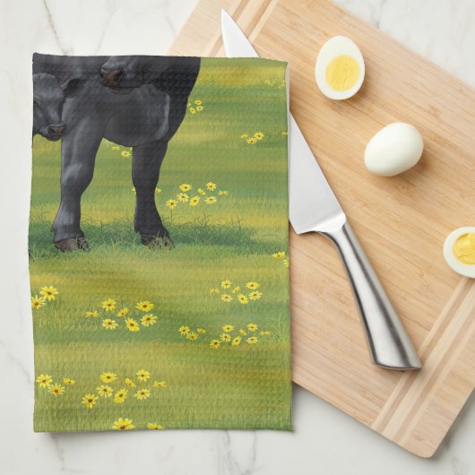 夏の牧草地に黒アンガスカウカワイカフカーフ キッチンタオル (四つ折り)
