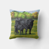 夏の牧草地に黒アンガスカウカワイカフカーフ クッション (裏面)