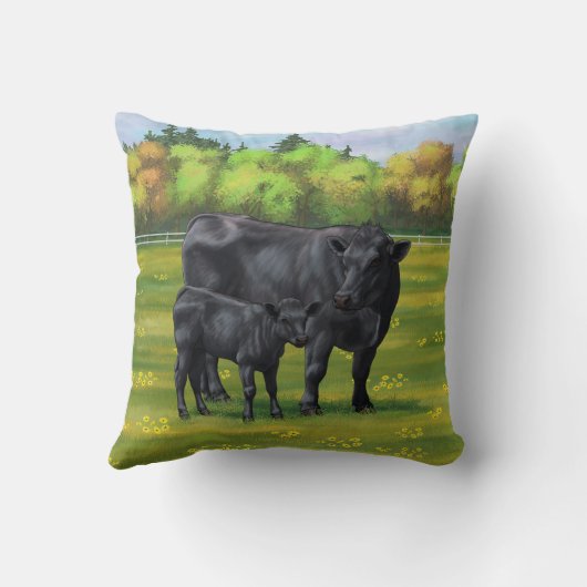 夏の牧草地に黒アンガスカウカワイカフカーフ クッション (裏面)