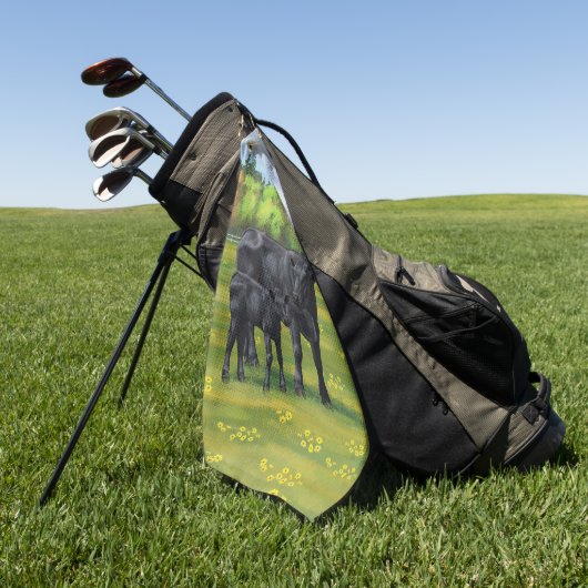 夏の牧草地に黒アンガスカウカワイカフカーフ ゴルフタオル (グリーン)