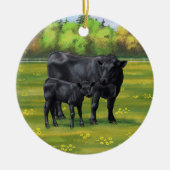 夏の牧草地に黒アンガスカウカワイカフカーフ セラミックオーナメント (正面)