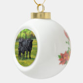 夏の牧草地に黒アンガスカウカワイカフカーフ セラミックボールオーナメント (右)