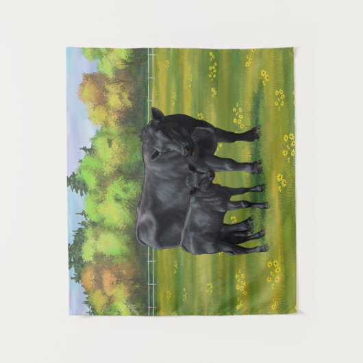 夏の牧草地に黒アンガスカウカワイカフカーフ タペストリー (正面)