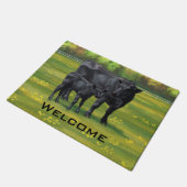 夏の牧草地に黒アンガスカウカワイカフカーフ ドアマット (アングル)