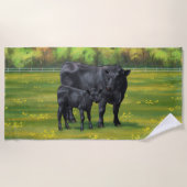 夏の牧草地に黒アンガスカウカワイカフカーフ ビーチタオル (正面)