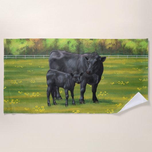 夏の牧草地に黒アンガスカウカワイカフカーフ ビーチタオル (正面)