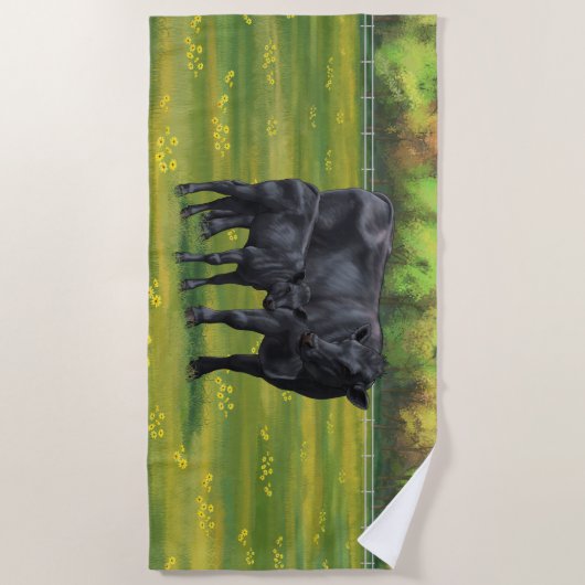 夏の牧草地に黒アンガスカウカワイカフカーフ ビーチタオル (正面)